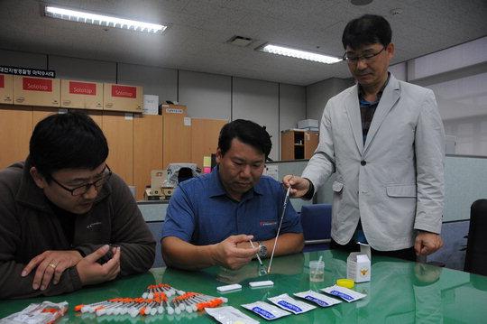  대전지방경찰청 마약수사대 임형희 수사대장과 강용구, 윤찬석 형사(오른쪽부터)가 마약 간이 시검을 하고 있다.
