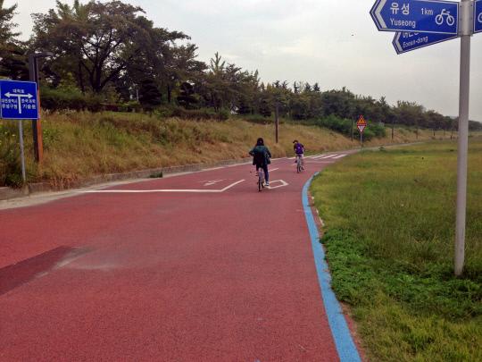 갑천누리길에서 자전거를 타고 있는 시민들
