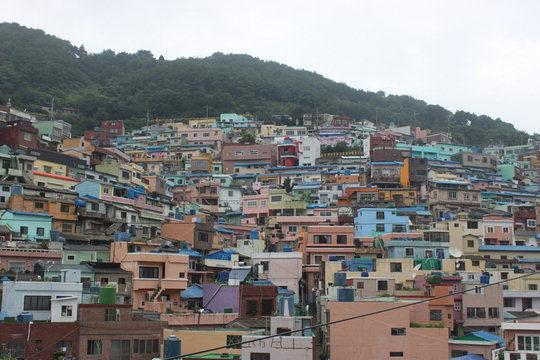  '한국의 산토리니'로 거듭난 부산 감천문화마을 전경. 