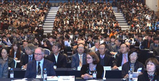  대전시와 교육부, 유네스코가 공동주최하고 한국연구재단이 주관하는 '제3회 세계 인문학포럼'이 30일 대전컨벤션센터에서 개막돼 참석자들이 권선택 대전시장의 환영사를 듣고 있다.   빈운용 기자