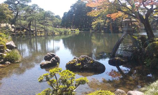  버려진 방직공장을 활용한 시민예술촌 내 오픈 스페이스에서 시민들이 휴식을 취하고 있다(위). 일본 3대 전통 정원중 하나로 손꼽히는 겐로쿠엔의 고토지도로(아래).  김정원 기자