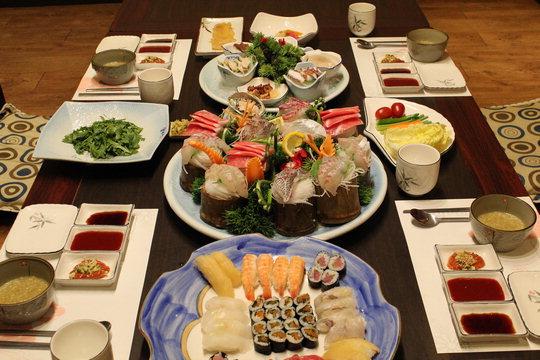  정통일식전문점 '후지산'의 점심특선 특정식은 눈과 입을 즐겁게 만드는 예술같은 음식들로 손님들로부터 인기를 얻고 있다.