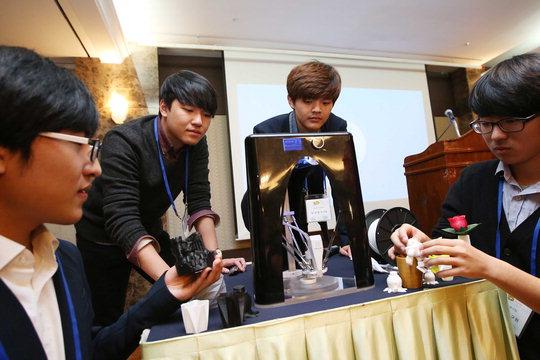 KAIST 학생들이 제작한 ‘보급형 3D 델타 프린터’를 17일 대전 리베라 호텔에서 열린 론칭행사에서 소개하고 있다.  사진=KAIST 제공