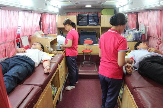  대전농협 임직원들이 헌혈을 하고 있는 모습.  사진=농협중앙회 대전지역본부 제공