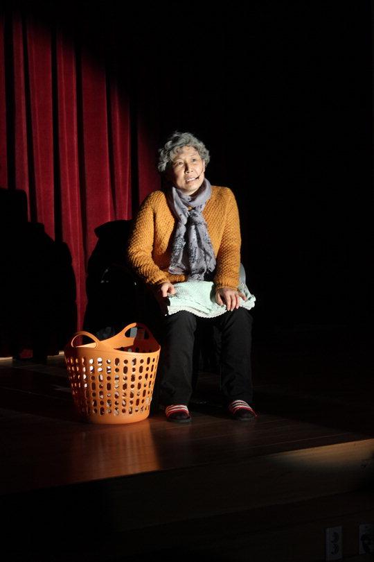  지난 22일 대동종합사회복지관에서 열린 '대동 모놀로그' 최종발표회에서 연극배우 전현주씨가 전선주 할머니의 삶을 연극으로 각색한 무대에서 연기를 펼치고 있다.  최신웅 기자