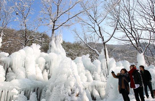 대전의 대표 관광명소 중 하나인 동구 상소동 산림욕장 얼음동산을 찾은 방문객들이 얼음 조형물을 신기한 듯 구경하고 있다.  사진=대전 동구 제공