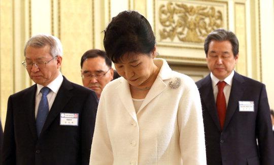  박근혜 대통령이 2일 오후 청와대 영빈관에서 열린 신년인사회에서 참석자들과 묵념하고 있다. [연합뉴스]