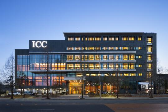 호텔 ICC는 다크 그레이톤으로 외관을 장식해 주변과 조화를 이룬다
