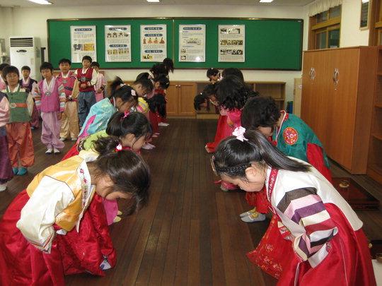 초등학생들이 한복을 입고 전통예절교육을 받고 있다.  사진=상림예다원 제공

