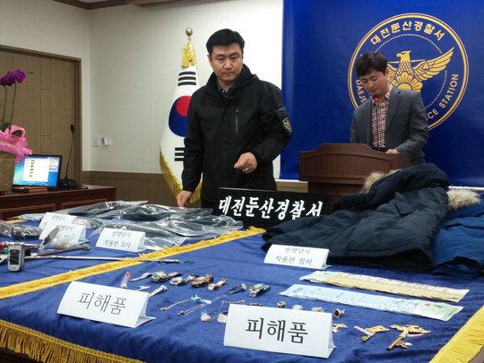 대전둔산경찰서는 27일 자체 제작 내시경과 삼단봉을 이용해 아파트 도어록을 열고 금품을 훔친 피의자를 구속했다. 범인들이 범행에 사용한 도구들과 피해품을 수사관들이 공개하고 있다.  전희진 기자