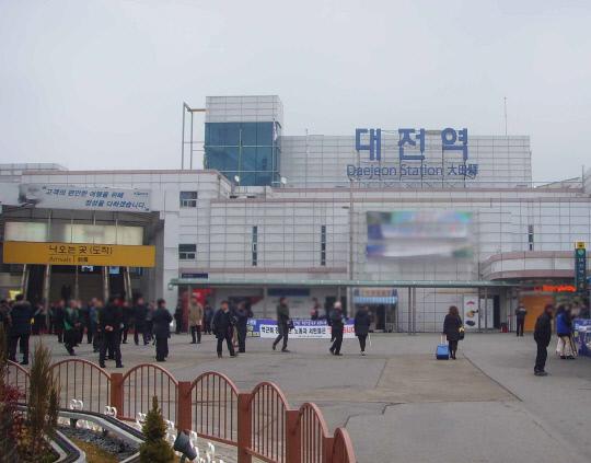 많은 시민들이 설날 고향을 방문하기 위해 대전역으로 향했다

