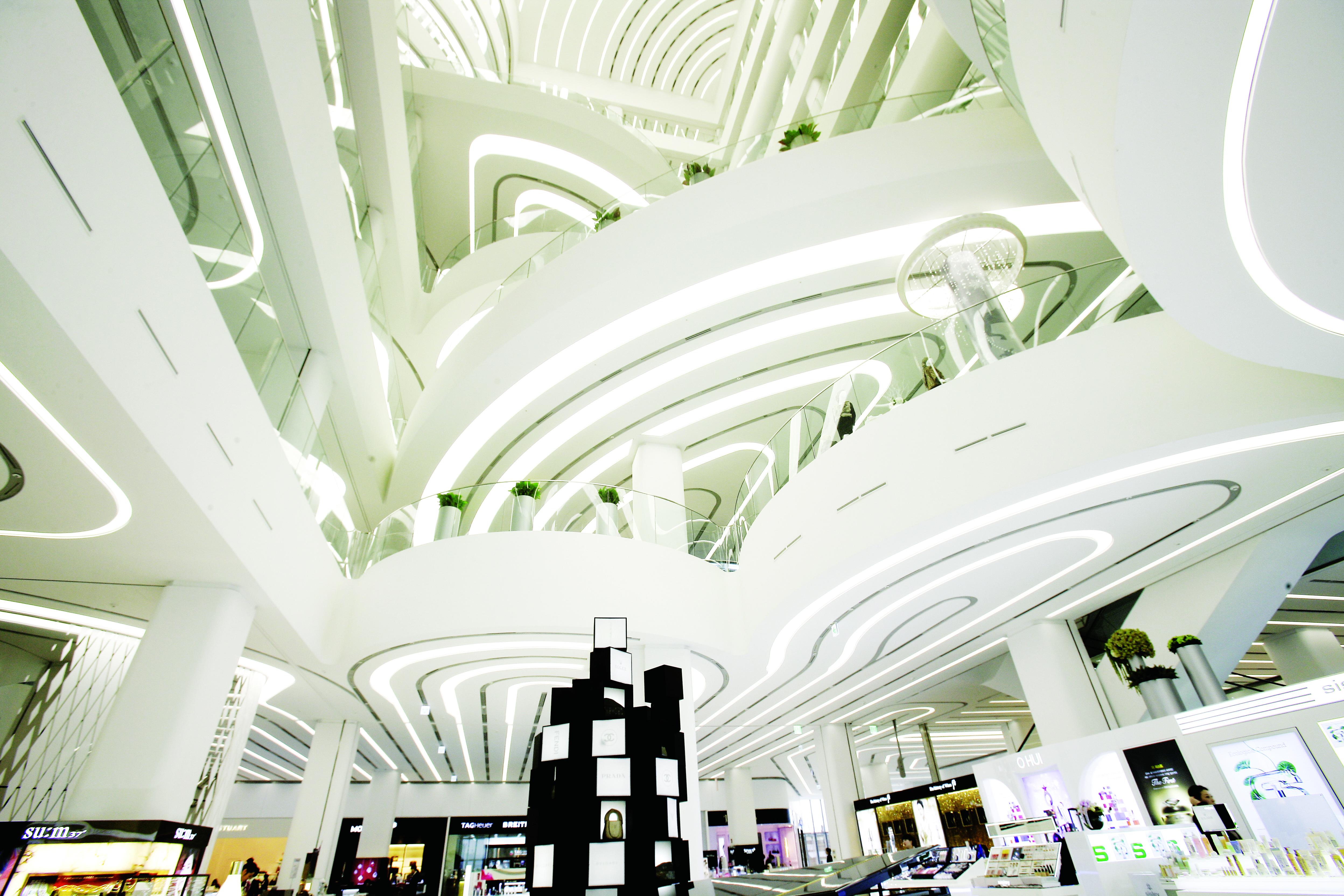 프로펠러식 층 구성의 독특한 갤러리아 센터시티의 내부 모습
