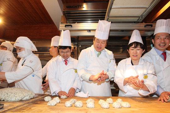 새누리당 김무성(오른쪽에서 세번째) 대표가 25일 오후 대전 중구 ‘성심당’ 빵집을 찾아 제빵 체험을 하고 있다. 성희제 기자