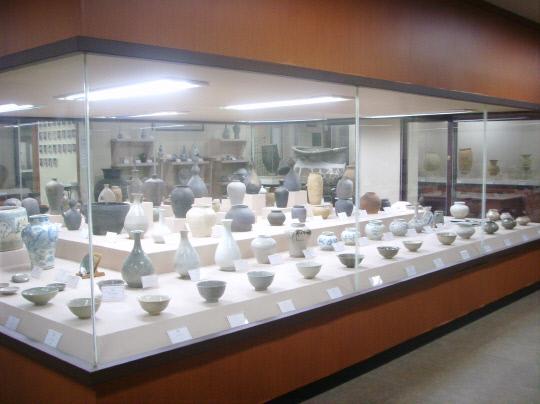 배재대학교 박물관 토기 전시실의 모습
