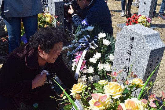 천안함 용사 유족들은 추모식이 끝난 후 용사들이 잠든 묘역을 찾았다. 사진은 故 최한권 원사의 어머니가 묘비를 붙잡고 통곡하는 모습.  전희진 기자