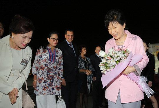  중남미 4개국을 순방중인 박근혜 대통령이 18일 오후(현지시간) 두번째 순방지인 페루 리마 호르헤차베스 국제공항에 도착, 영접나온 이삼하 페루한인회장(왼쪽)의 인사를 받고 있다. [연합뉴스]