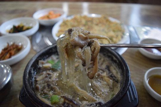 2013년 충북지역 밥맛좋은 집에 선정된 송원의 대표 메뉴 버섯탕(위쪽)과 버섯전.