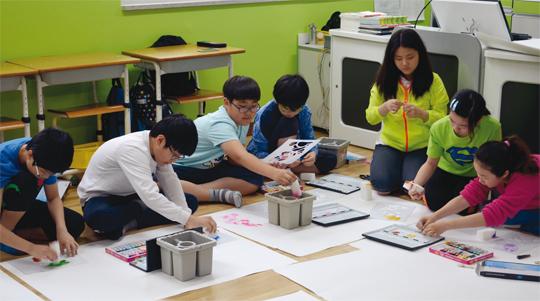 혁신학교로 지정된 세종 미르초 6학년 가람반 학생들이 미술수업 시간에 벽화꾸미기를 하고 있다.  강대묵 기자