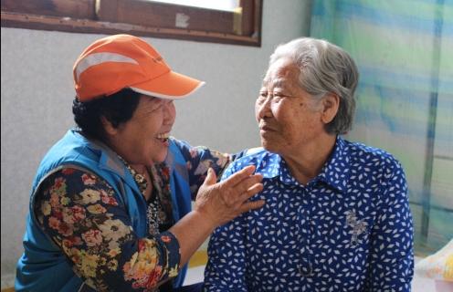 충북 옥천군 옥천읍 상계리서 태어나고 지금까지 살고 있는 터줏대감 이경숙(77·왼쪽) 할머니가 경로당에서 할머니들을 돌보고 있다. 사진=옥천군 제공