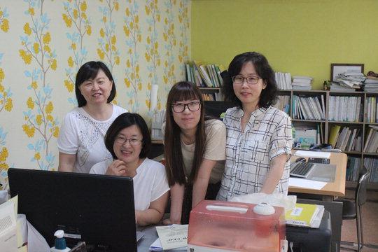  대전여민회 한부모가족지원센터 '한아름' 직원들이 포즈를 취하고 있다.  최신웅 기자