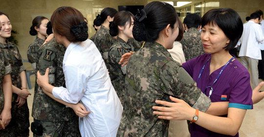 9일 코호트격리 해제와 정상진료가 시작된 대전 대청병원에서 병원 관계자들이 메르스 대응을 위해 파견나왔던 군 의료지원단 장교를 안아주며 환송하고 있다.  빈운용 기자
