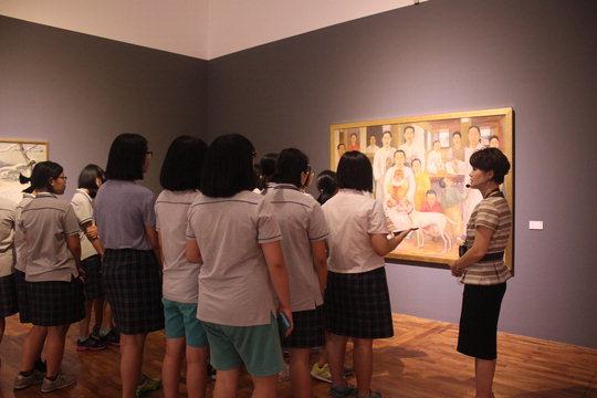  지난 10일 충남여중 학생들이 대전시립미술관을 찾아 도슨트 이승희 씨의 설명을 들으며 '한국근현대미술특별전'을 관람하고 있는 모습.  김예지 기자