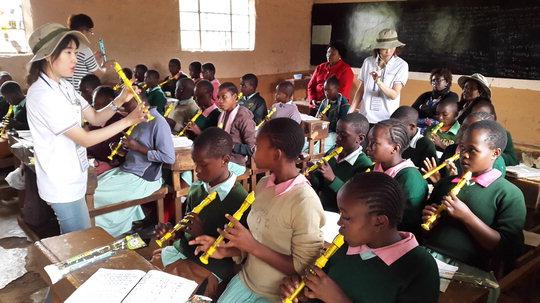 충남 교원들이 케냐 학생들에게 리코더 수업을 진행하고 있다.  사진=충남교육청 제공