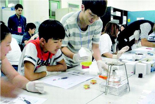 배재대는 19일부터 다문화 청소년을 대상으로 '한국어 과학교실'을 운영하고 있다. 사진은 다문화 청소년들이 배재대 학생멘토와 과학실험을 하고 있는 모습.  사진 = 배재대 제공