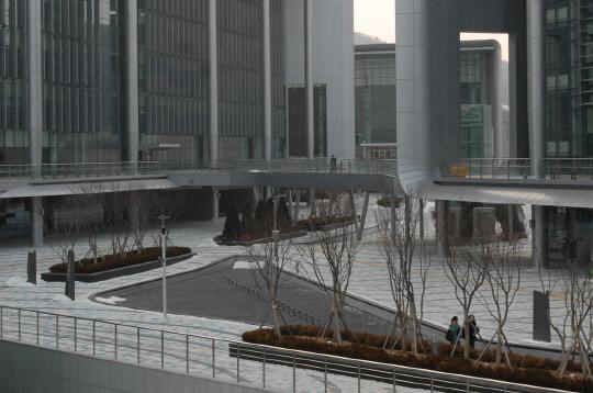 충남도청 4개의 건물 사이에 위치한 백제몰 광장은 충청의 얼을 표현했다
