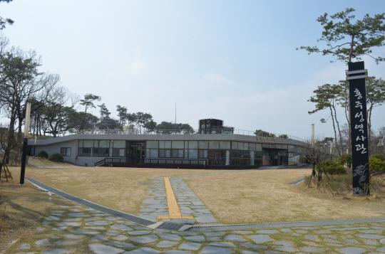 최대한 땅에 묻히는 친환경적 형태로 지어진 홍주성 역사관
