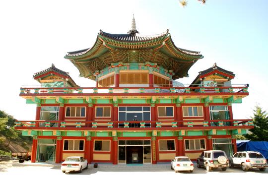 한국고건축박물관은 팔각정, 연구동 등 10여 채의 건물들로 이루어져 있다 
