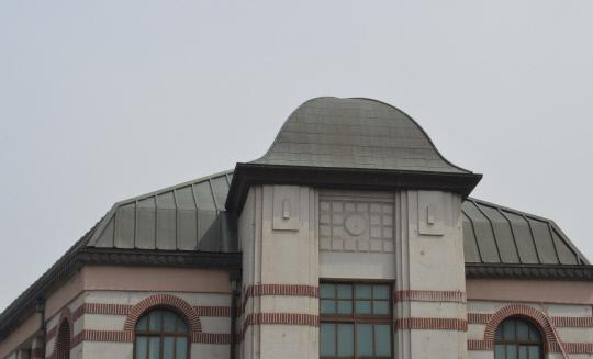 옛 호서은행 전면부 최상층 지붕은 돔으로 지어져 포인트를 줬다
