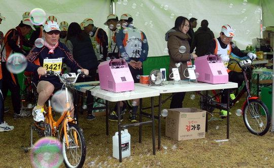 1일 세종호수공원에서 열린 2015 충청마라톤대회에서 참가자들이 자전거를 이용해 에너지를 만드는 친환경교실 체험을 하고 있다. 임시취재반