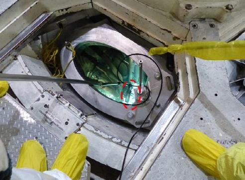 한국원자력연구원이 개발한 우라늄-몰리브덴(U-Mo) 판형 핵연료집합체를 미국 아이다호국립연구소(INL) 연구로 ATR에 장전하는 모습(위쪽)과 ATR 노심 내 장전모습.  사진=한국원자력연구원 제공