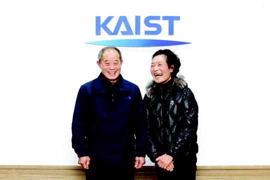 이승웅(왼쪽) 씨와 조정자(오른쪽)씨 부부가 16일 KAIST에서 발전기금 약정식을 갖고 환하게 웃어보이고 있다.  사진=KAIST 제공
