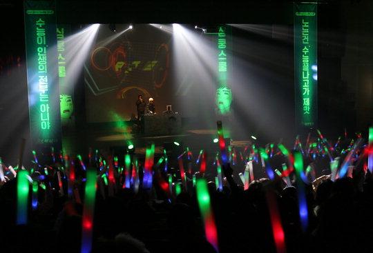  2015 심쿵스쿨 콘서트에서 학생들이 야광봉을 흔들며 공연을 즐기고 있다.   윤평호 기자