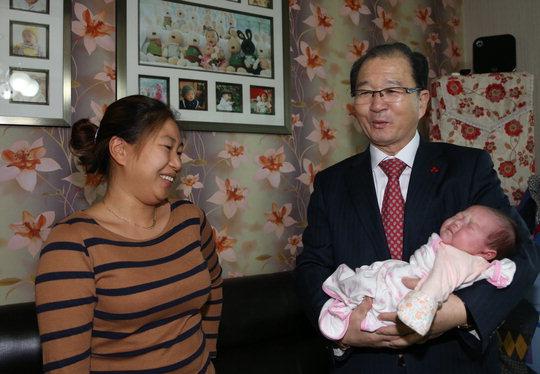 청양군이 넷째아기 출산지원금을 1000만원으로 대폭 인상한 후 그 첫 번째 수혜 아기가 탄생했다.이석화 청양군수가 수혜 아이의 가정을 방문 축하하고 있다.  사진=청양군 제공