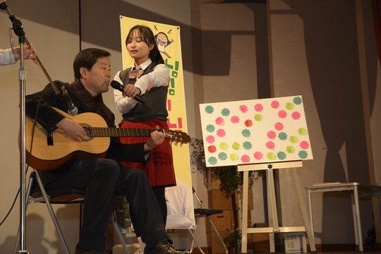 황명선 논산시장이 논산 쌘뽈여고 학생들과 함께한 토크콘서트에서 기타를 치며 노래를 부르고 있다.  사진=논산시 제공