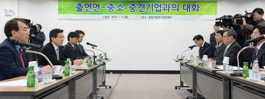  황교안 국무총리(왼쪽 두번째)가 11일 대전 유성구 한국전자통신연구원내 융합기술연구생산센터를 방문해 출연연-중소·중견기업인과 간담회를 갖고 있다.  빈운용 기자
