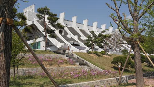 고도문화사업소 건물은 한국근대건축의 거장 김수근씨의 설계로 1965년 9월 착공됐다.