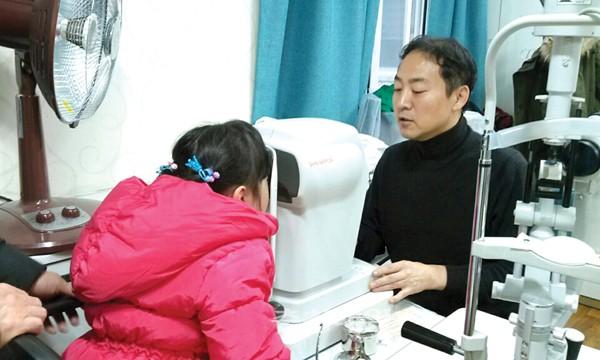 서울 가톨릭의대 의료협력본부 부본부장인 김영훈(52) 교수가 단양군 보건소에서 환자를 진료하고 있다. 사진=단양군 제공