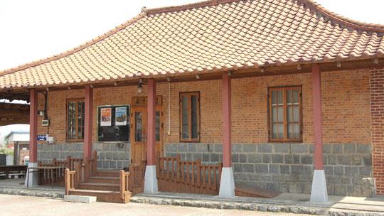 본당 옆에 중국식 기와지붕의 형태를 보여주고 있는 건물은 `대건의 집`이다.