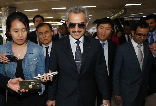 알 왈리드 사우디아라비아 왕자가 16일 오후 서울 김포공항 국제선 청사로 입국하고 있다.  [연합뉴스]