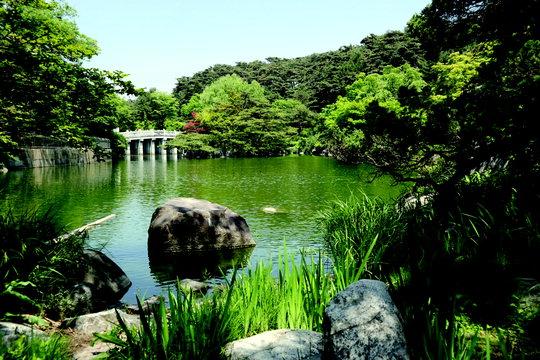 일본식 정원 색채가 짙다는 비난을 받아온 현충사 경내 연못이 전통양식에 가까운 모습으로 재정비, 연내 새롭게 탈바꿈한다.  [연합뉴스]
