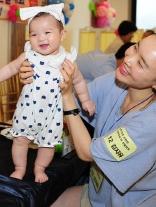 예산군 보건소는 지난 22일 라뽐므웨딩홀에서 `제14회 건강한 모유수유아 선발대회`를 개최했다. 대상을 수산한 김지유 아이가 엄마와 함께 심사를 받으며 함박웃음을 짓고 있다.  사진=예산군 제공
