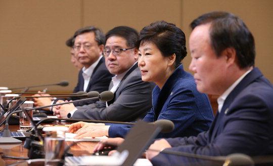 박근혜 대통령이 27일 청와대에서 열린 수석비서관회의에서 모두발언하고 있다. [연합뉴스]