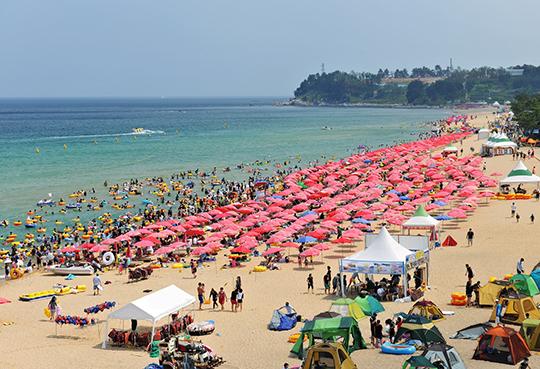 깨끗한 수질과 높은 접근성으로 관광객들에게 인기가 높은 속초해변.