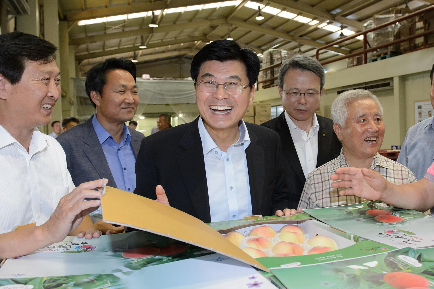 이춘희 세종시장이 20일 조치원농협 산지유통센터에서 홍콩으로 첫 수출하는 조치원 복숭아를 둘러보며 웃고 있다. 사진=세종시청 제공