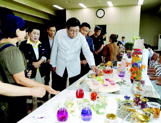  태안군 농업기술센터는 지난 19일 대강당에서 '태안군 귀농귀촌인 소득원 창출을 위한 건강기능성 꽃차 교육생 작품전시회 및 평가회'를 실시했다.  사진=태안군 농업기술센터 제공