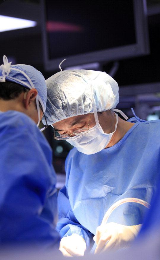 이진석 대전성모병원 신경외과 교수가 척추 수술을 집도하고 있다. 사진=대전성모병원 제공